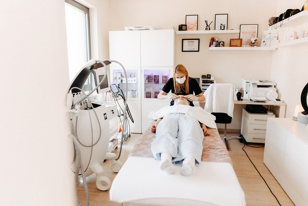 REVIDERM Skin Needler Behandlung im Studio Mirabilis Beauty